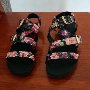 Flower strappy sandals